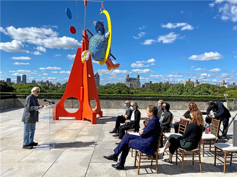 Ehrung des Kaiserringträgers Hans Haacke: Wie der Ring in New York doch seinen Träger fand Kaiserringträger Hans Haacke bedankt sich auf dem Dach des Metropolitan Museum of Art vor atemraubender Kulisse und neben einer Installation von Alex da Corte bei den Goslarern für die Zuerkennung des bedeutenden Preises und beim MET-Direktor Hans Hollein für die Ausrichtung dieser besonderen Feierstunde. Foto: Baran