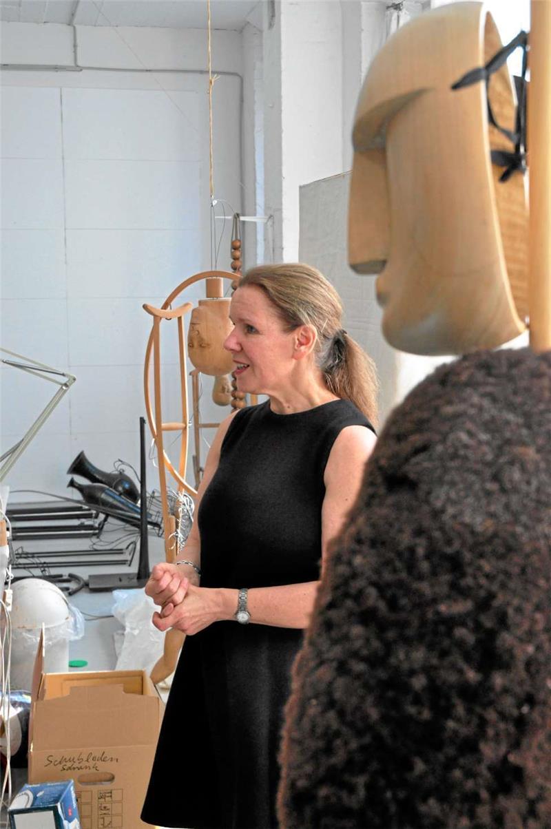Kaiserringträgerin Wiebke Siem in ihrem Kreuzberger Atelier zwischen Ausstellungsobjekten.  Foto: Kempfer
