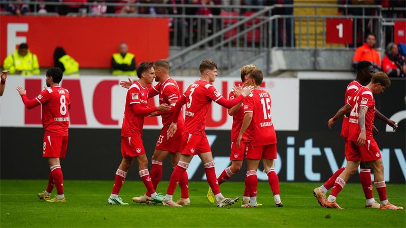 Kaiserslautern bejubelt den Heimsieg gegen Bochum.