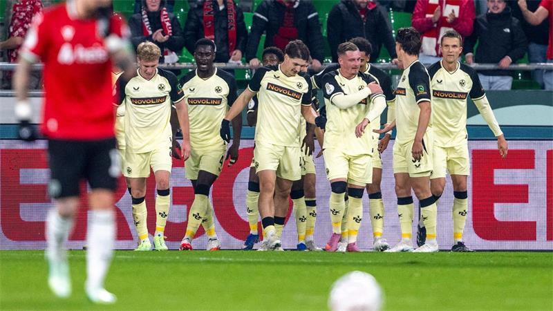 Kaiserslautern jubelt nach dem Tor zum 0:1 in Hannover.