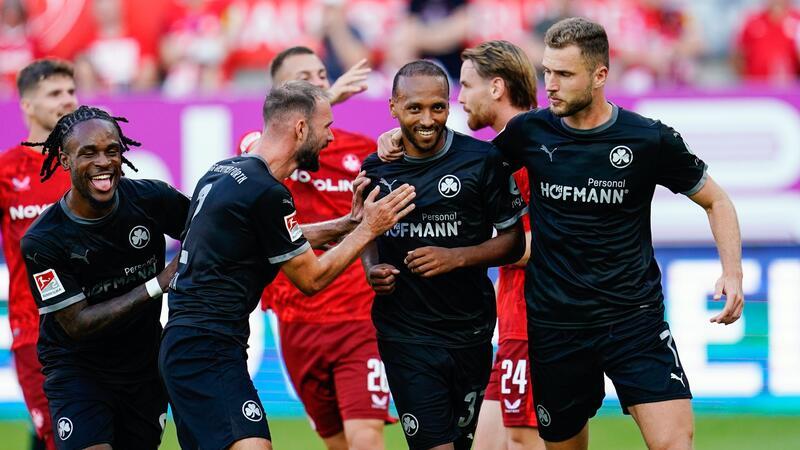 Kaiserslautern und Fürth lieferten sich in der 2. Fußball-Bundesliga ein unterhaltsames Duell.