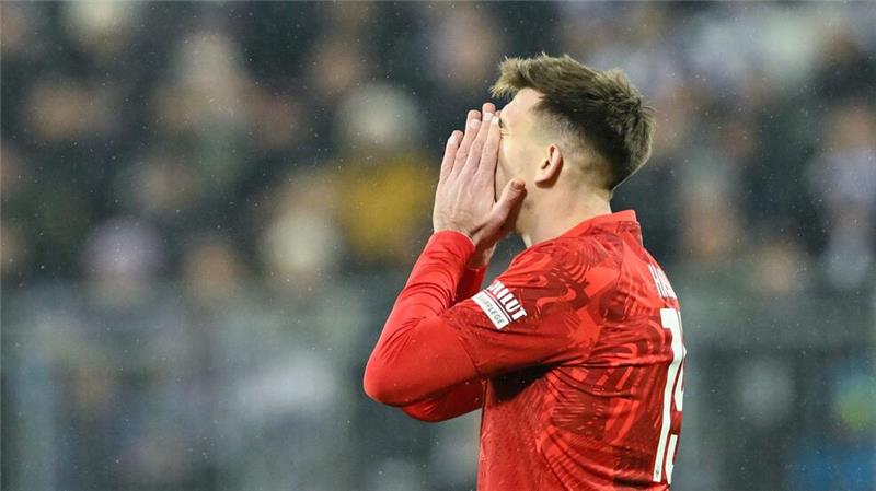 1:5 in Darmstadt: Lautern verpasst die Tabellenspitze Kaiserslauterns Daniel Hanslik ärgert sich über die Niederlage in Darmstadt.