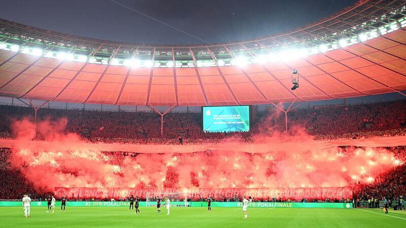 Leverkusen gewinnt Pokal und macht das Double perfekt Kaiserslauterns Fans sorgten kurz nach Beginn der zweiten Halbzeit für eine Spielunterbrechung.