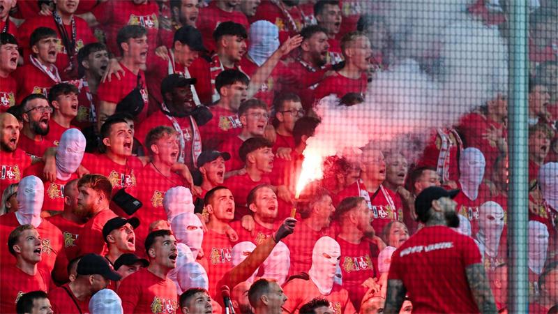Verletzte und Festnahmen: Ausschreitungen bei Südwest-Derby Kaiserslauterns Fans zündeten Pyrotechnik.