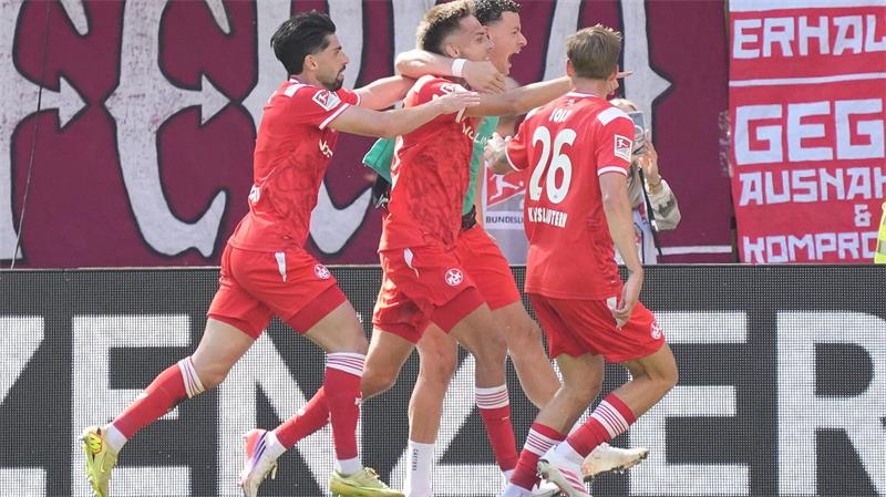 Kaiserslauterns Mario Sauer und seine Mitspieler bejubeln das 1:0.