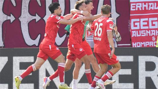 Kaiserslauterns Mario Sauer und seine Mitspieler bejubeln das 1:0.