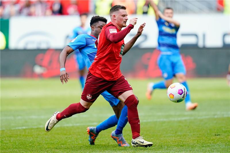 Kaiserslauterns Marlon Ritter (r) setzt sich durch gegen Braunschweigs Anderson Lucoqui und schiesst das Tor zum 4:0.