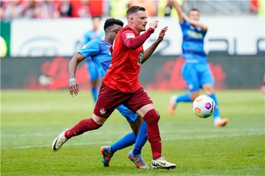 Kaiserslauterns Marlon Ritter (r) setzt sich durch gegen Braunschweigs Anderson Lucoqui und schiesst das Tor zum 4:0.