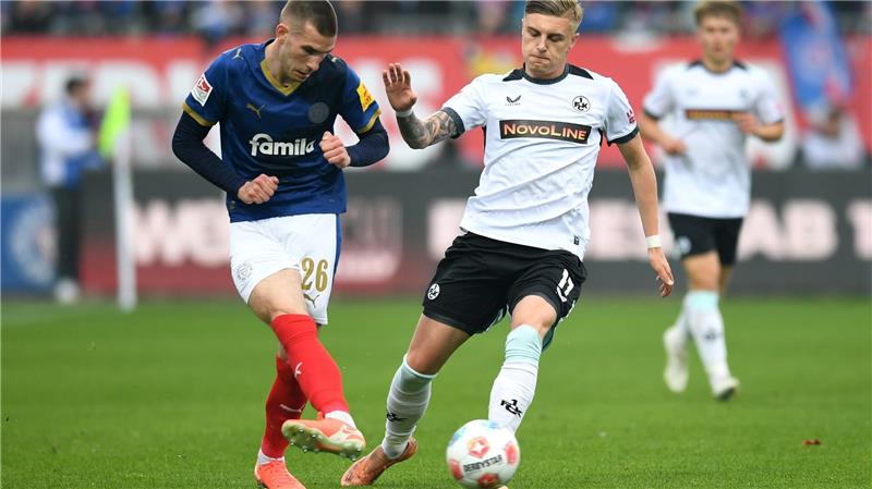 Kaiserslauterns Norman Bassette (r) stört den Kieler Torschützen David Zec.