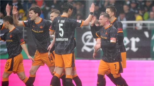 Kaiserslauterns Spieler jubeln über das Tor zum 1:0.