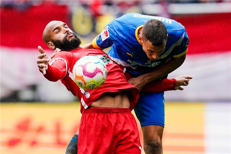 Braunschweiger Aufwärtstrend hält an Kaiserslauterns Terrence Boyd (l) und Braunschweigs Filip Benkovic kämpfen um den Ball.
