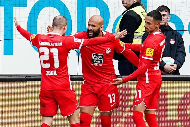 Kaiserslauterns Torschütze Terrence Boyd (M) jubelt mit Kenny Prince Redondo (r) und Hendrick Zuck über das Tor zum 2:1.