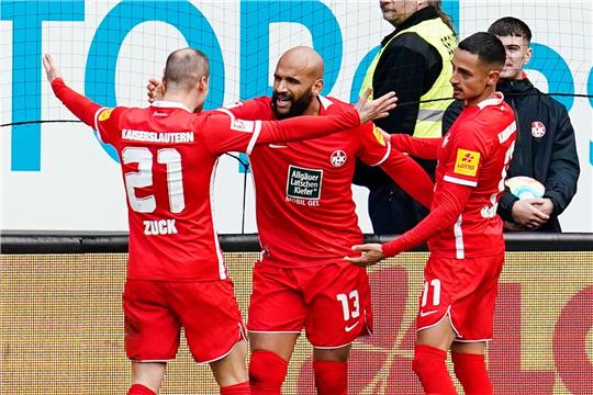 Kaiserslauterns Torschütze Terrence Boyd (M) jubelt mit Kenny Prince Redondo (r) und Hendrick Zuck über das Tor zum 2:1.