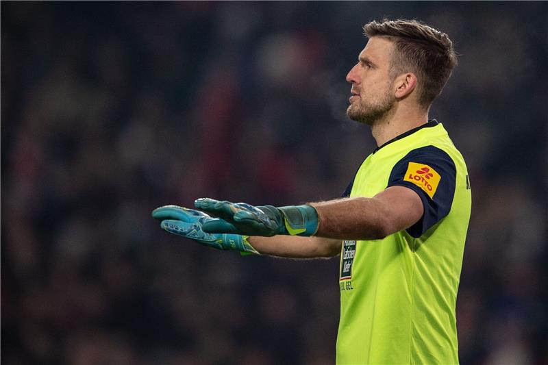 Hass-Nachrichten: Hannover 96 unterstützt FCK-Keeper Luthe Kaiserslauterns Torwart Andreas Luthe gestikuliert auf dem Feld.