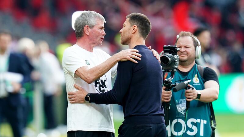 Leverkusen gewinnt Pokal und macht das Double perfekt Kaiserslauterns Trainer Friedhelm Funkel (l) und Bayer-Coach Xabi Alonso begrüßen sich vor der Partie.