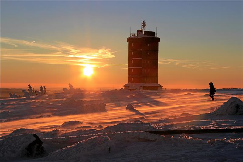 Kalt, windig und grandios, der Sonnenaufgang auf dem Brocken bei Schnee und Eis. Fotos: H. Weber