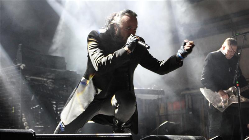 Sänger von „Oomph!“ steht mit Mikro auf der Bühne.