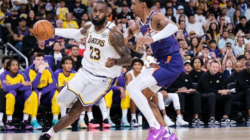 „Bedeutet alles“: LeBron James und Sohn schreiben Geschichte Kam gegen die Phoenix Suns auf 19 Punkte: NBA-Superstar LeBron James (l).