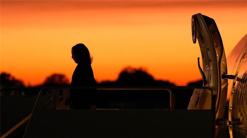 Kamala Harris kommt am Oakland County International Airport an.