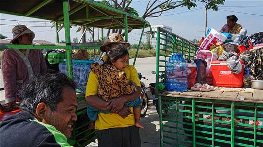 Kambodschaner aus den Dörfern nahe der Grenze zu Thailand sind erneut auf der Flucht.  