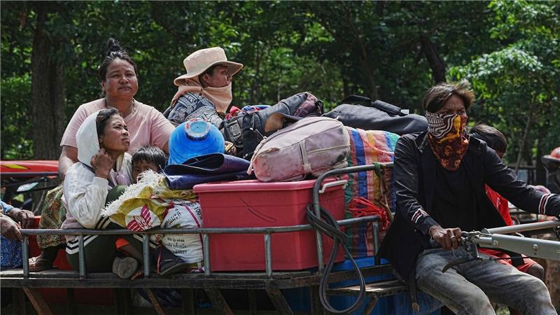 Bilder des Tages Kambodschaner fliehen vor Kampfhandlungen in der Provinz Oddar Meanchey an der Grenze zwischen Thailand und Kambodscha. Der seit Jahrzehnten schwelende Konflikt zwischen den beiden südostasiatischen Nachbarn ist erneut gefährlich eskaliert.