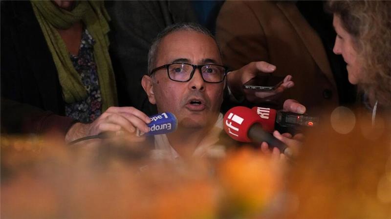 Prix Goncourt geht an Kamel Daoud Kamel Daoud steht Reportern Rede und Antwort, nachdem er den Prix Goncourt erhalten hat.