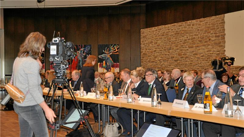 Warum Niedersachsens Philologen Goslar erneut meiden Ein TV-Sender filmt das Geschehen beim Philologentag in Goslar.