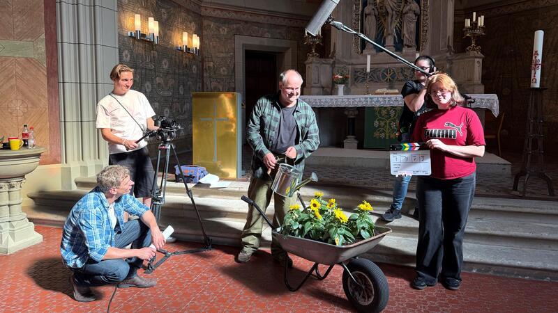 Kamera läuft, Ton läuft: Das Filmteam um Schauspieler Markus Majowski (m.) dreht einen Tag lang in der Lutherkirche.
