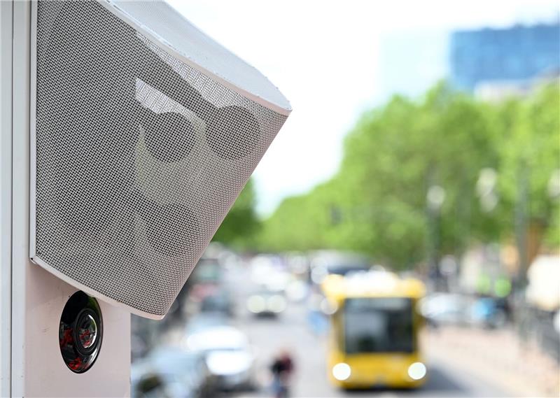Lärmblitzer identifiziert besonders laute Fahrzeuge Kamera und Mikrofone sind am Mast auf dem Mittelstreifen des Kurfürstendamms befestigt.