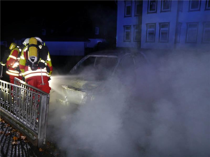 Kameraden der Feuerwehr löschten den brennenden Pkw. Foto: Feuerwehr Lautenthal