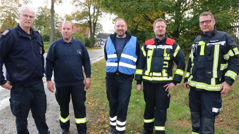 Kreisfeuerwehr Northeim beschert Blaulichtgewitter über Upen Kameradschaftlichen Kontakte führten die Feuerwehren zusammen: v.l. Der Goslarer Kreisbrandmeister Uwe Fricke, Gunter Arnecke (stell. Ortsbrandmeister Upen) Tobias Bestian (Gruppenführer Ortsfeuerwehr Upen) und Heiko Wechenberger und Jan-Eric Loy (Kreisfeuerwehr Northeim).