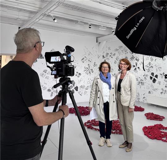 Kameramann Ralf Böttcher aus Hannover nimmt Dagmar Mönnecke-Koroma (Mitte) und Museumsdirektorin Dr. Bettina Ruhrberg in der neuen Ausstellung von Luzia Simons ins Visier.
