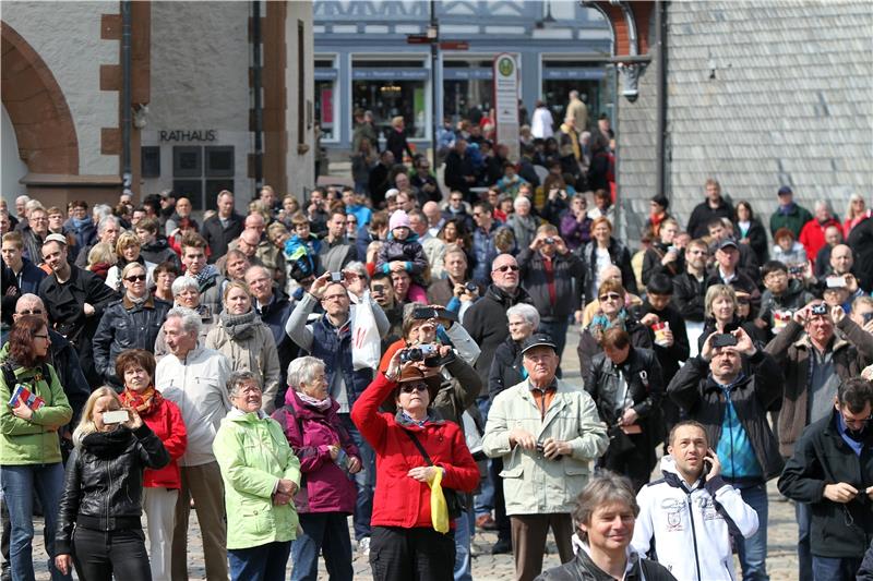 Über dem Vorjahr: Goslars Gästezahlen im Aufwärtstrend Kameras bereit: Das Glockenspiel auf dem Marktplatz ist eine Attraktion. Foto: Epping