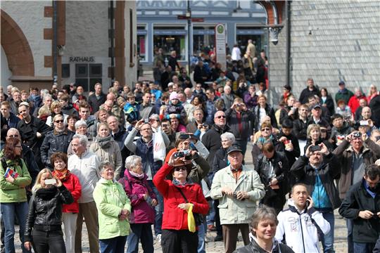 Kameras bereit: Das Glockenspiel auf dem Marktplatz ist eine Attraktion. Foto: Epping
