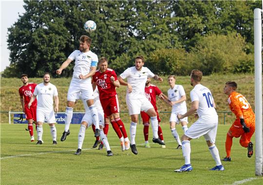 Kamil Chmiel, hier im Spiel gegen Sparta Göttingen mit dem Kopf am Ball, wird kurzfristig die Rolle des Spielertrainers übernehmen. Foto: Epping
