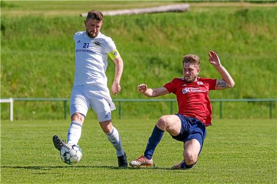 Kamil Chmiel (li.) ist einer der wenigen verbliebenen Stammspieler. Dennoch fordert Trainer Marc Müller einen mutigen Auftritt gegen Spitzenreiter Schöningen. Foto: Drechsler