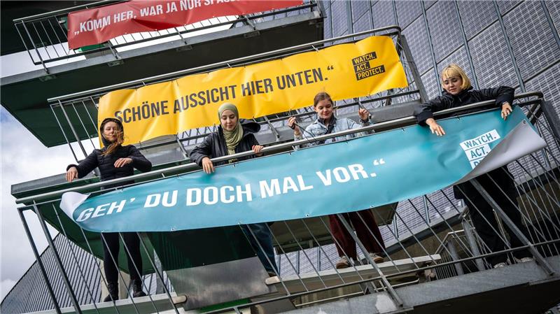 Kampagne gegen sexualisierte Gewalt im Sport: Studentinnen der Hochschule Bremerhaven hängen Plakate am Bremer Stadionbad auf. 