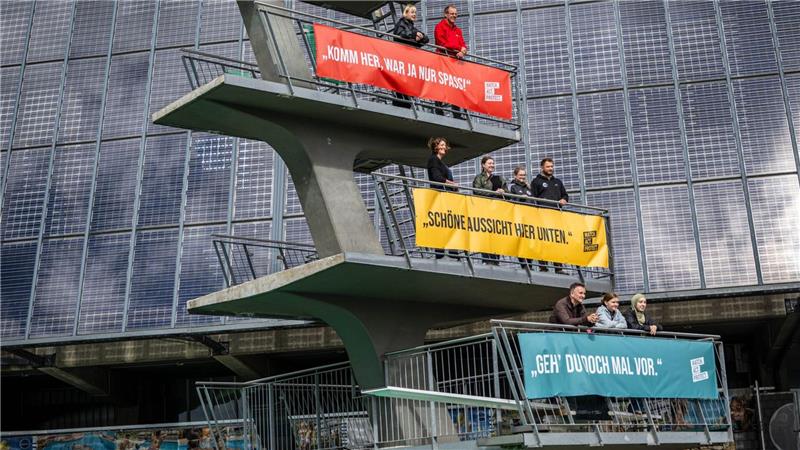 Kampagne gegen sexualisierte Gewalt im Sport: Studentinnen der Hochschule Bremerhaven hängen Plakate am Bremer Stadionbad auf. 