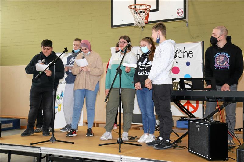 Kampf gegen Rassismus und der Mut, die eigenen Texte vorzutragen: Die Vicco-von-Bülow-Schüler zeigen Courage. Foto: Hartmann