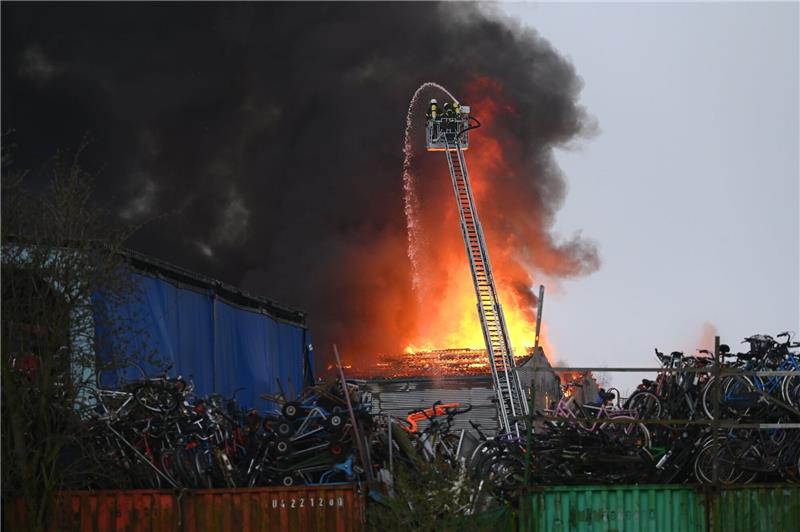 Kampf gegen das Feuer: Feuerwehrleute während ihres Einsatzes in Hamburg-Rothenburgsort.