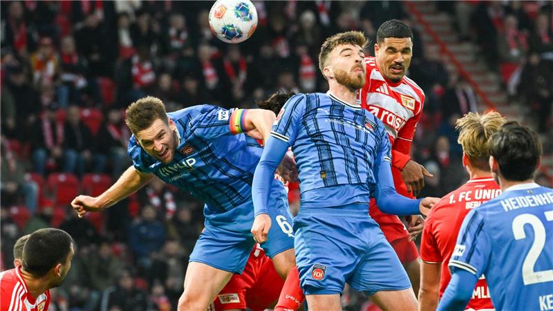 Kampf prägte die Partie. Heidenheims Marvin Pieringer (l) und Niklas Dorsch stoppen Unions Danilho Doekhi.