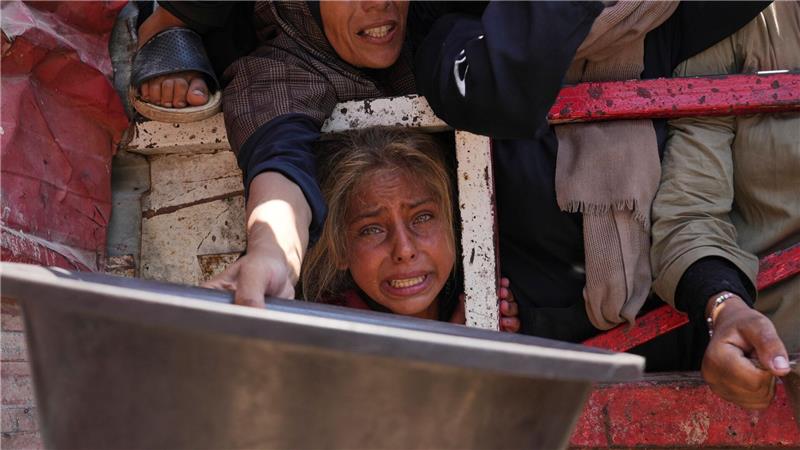 Bilder des Tages Kampf um Lebensmittel: Mädchen im Gedränge in einer Gemeinschaftsküche