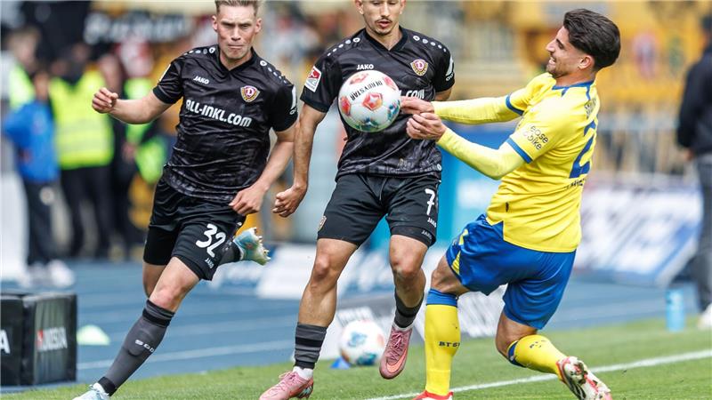 Heimsieg: Braunschweig verhindert vorzeitige Dynamo-Rettung Kampf um den Ball: Braunschweigs Fabio Di Michele Sanchez (r) versucht, die beiden Dresdener Jonas Sterner (l) und Jason Ceka aufzuhalten.