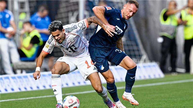 Kampf um den Ball: Diaz wird von Coufal bearbeitet.