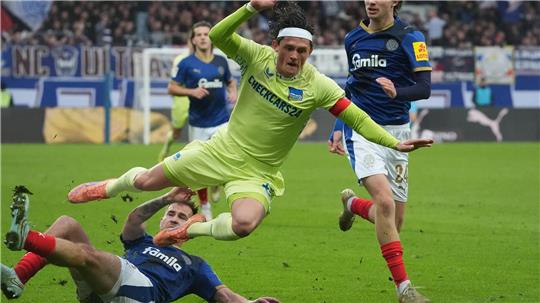 Kampf um den Ball: Hertha-Profi Fabian Reese (M) im Duell mit Kiels Marco Komenda (l). 