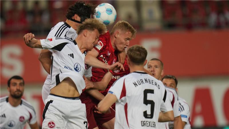 Kloses Nürnberger stürmen Betzenberg: FCK verpasst Rang drei Kampf um den Ball: Lauterer und Nürnberger lieferten den Fans ein spannendes Duell.