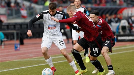 Kampf um den Ball: Ulms Semir Telalovic (l) gegen die Nürnberger Ondrej Karafiat (M) und Berkay Yilmaz.
