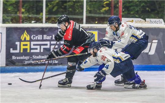 Kampf um jeden Zentimeter: Dennis Arnold, der im ersten Drittel einen Penalty vergibt, wird in dieser Szene gleich von zwei Chemnitzer Spielern attackiert. Foto: Neuendorf