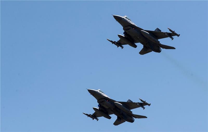 Heusgen für Lieferung von Kampfjets an die Ukraine Kampfflugzeuge vom Typ F-16 der polnischen Luftwaffe bei einer NATO-Militärübung in Litauen.