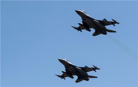 Kampfflugzeuge vom Typ F-16 der polnischen Luftwaffe bei einer NATO-Militärübung in Litauen.